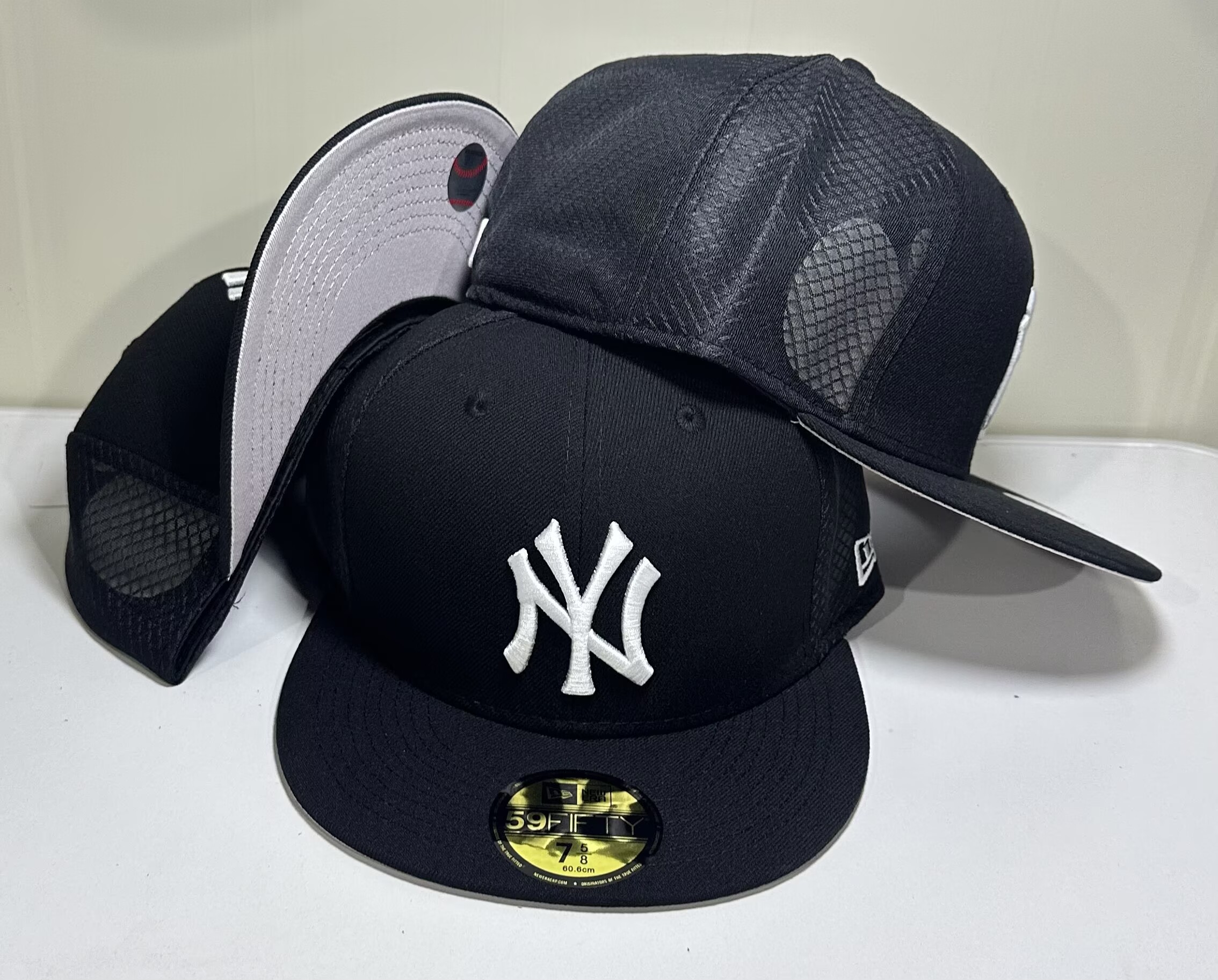 156 New York Yankees CCAA2601-01-156 AA Classic Fitted Cap 156 USD8.48 - Image 1